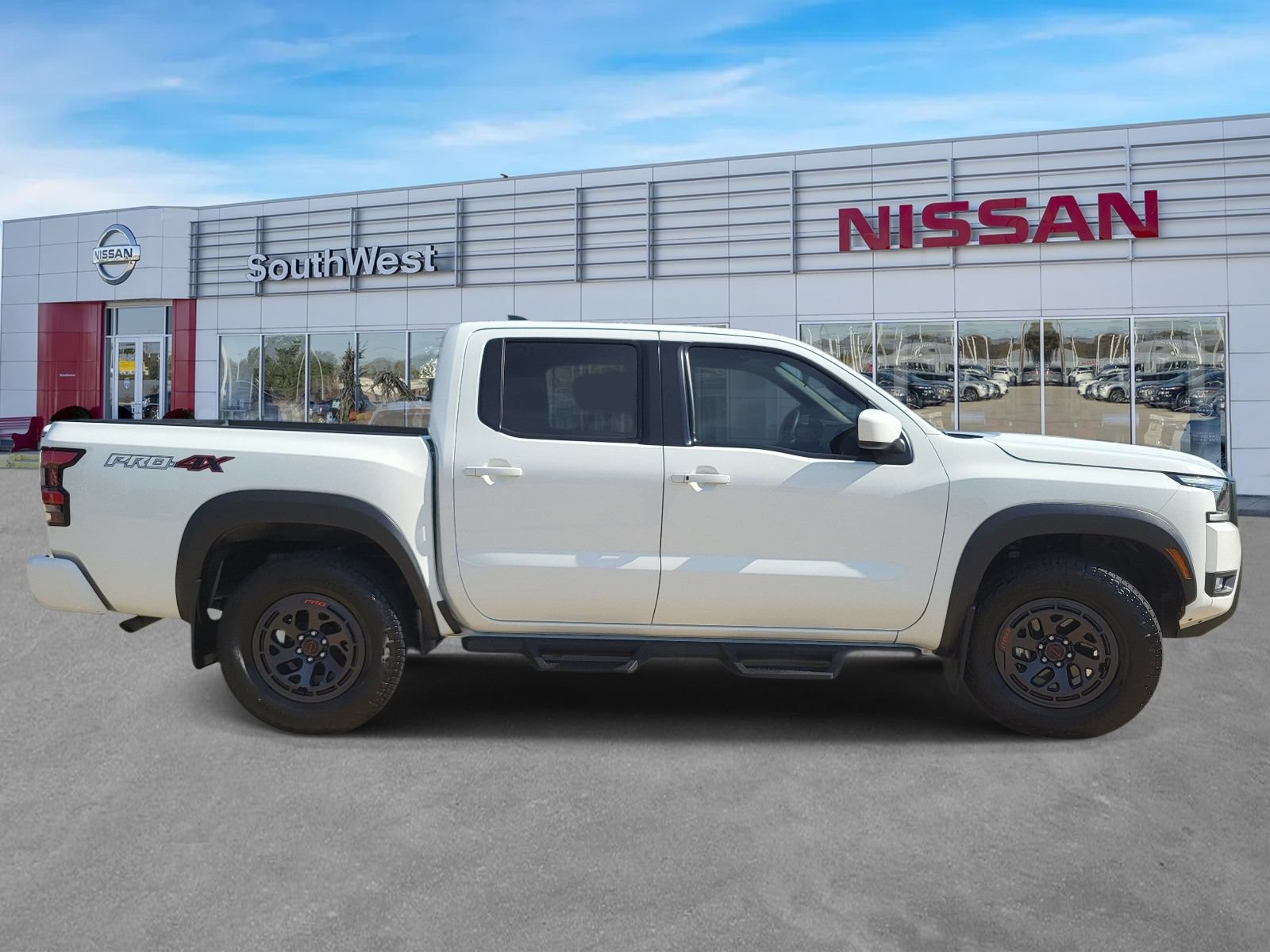 Used 2025 Nissan Frontier PRO-4X AWD/4WD image 4