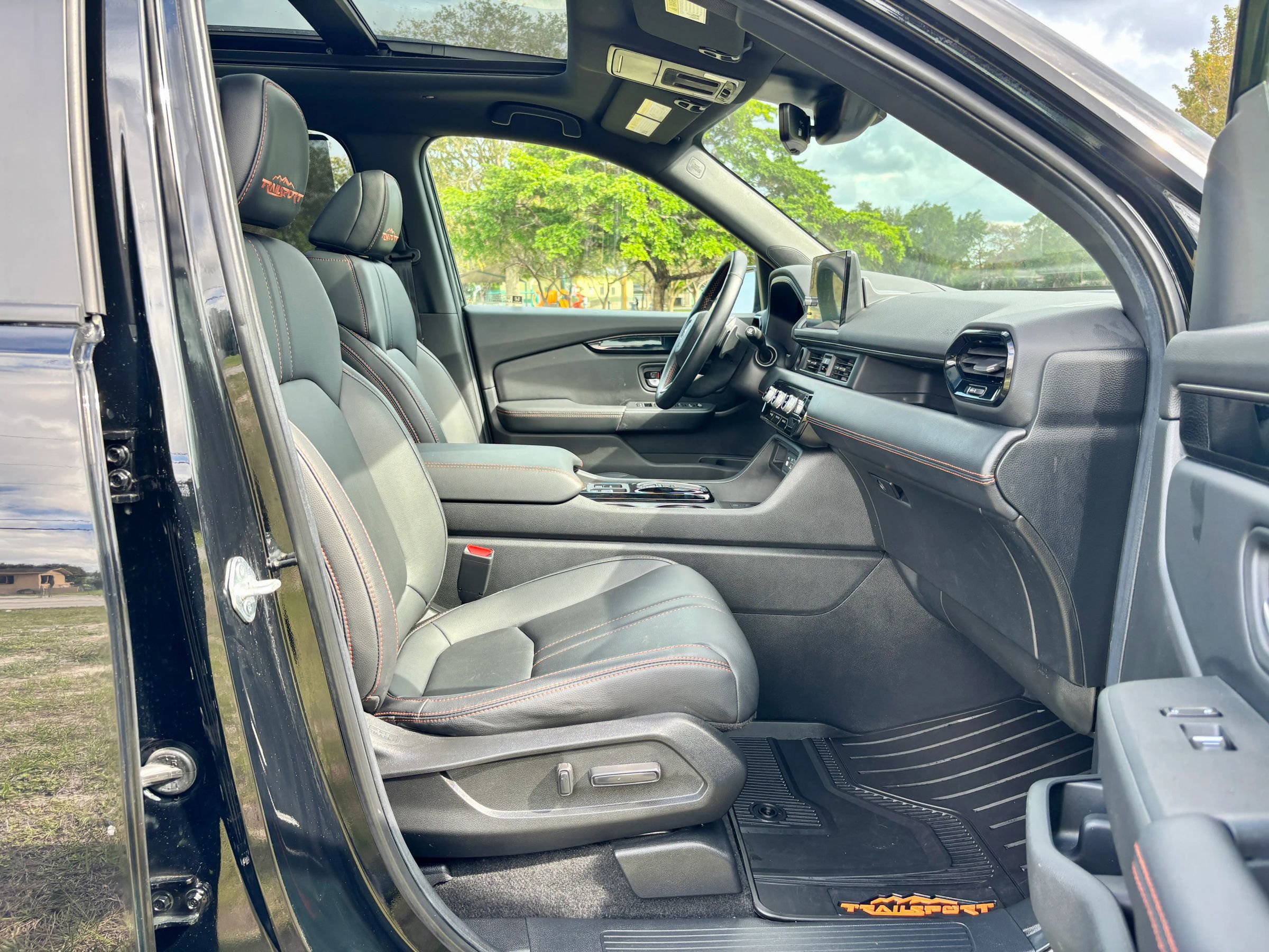 Used 2025 Honda Pilot TrailSport image 10