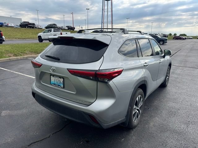 Used 2023 Toyota Highlander XLE AWD/4WD image 3