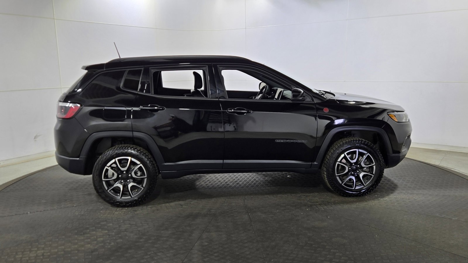 Used 2024 Jeep Compass Trailhawk image 8