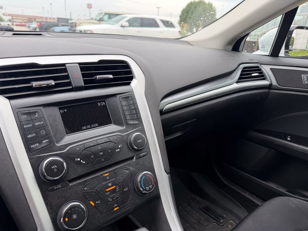 Used 2015 Ford Fusion SE FWD image 17