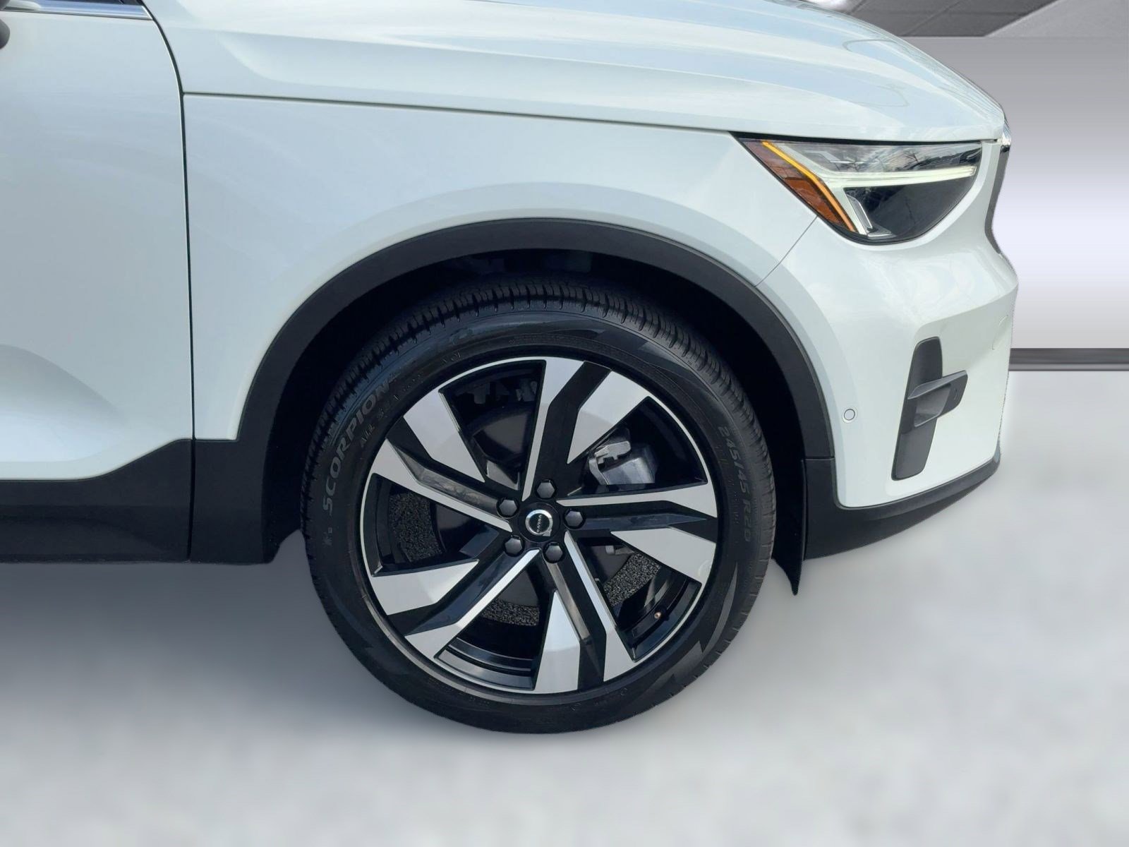 Used 2023 Volvo XC40 B5 Plus w/ Protection Package Premier image 11