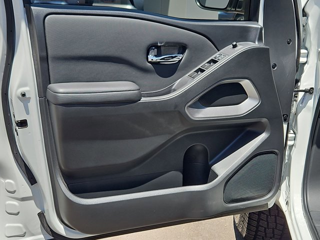 Used 2024 Nissan Frontier SV RWD image 3