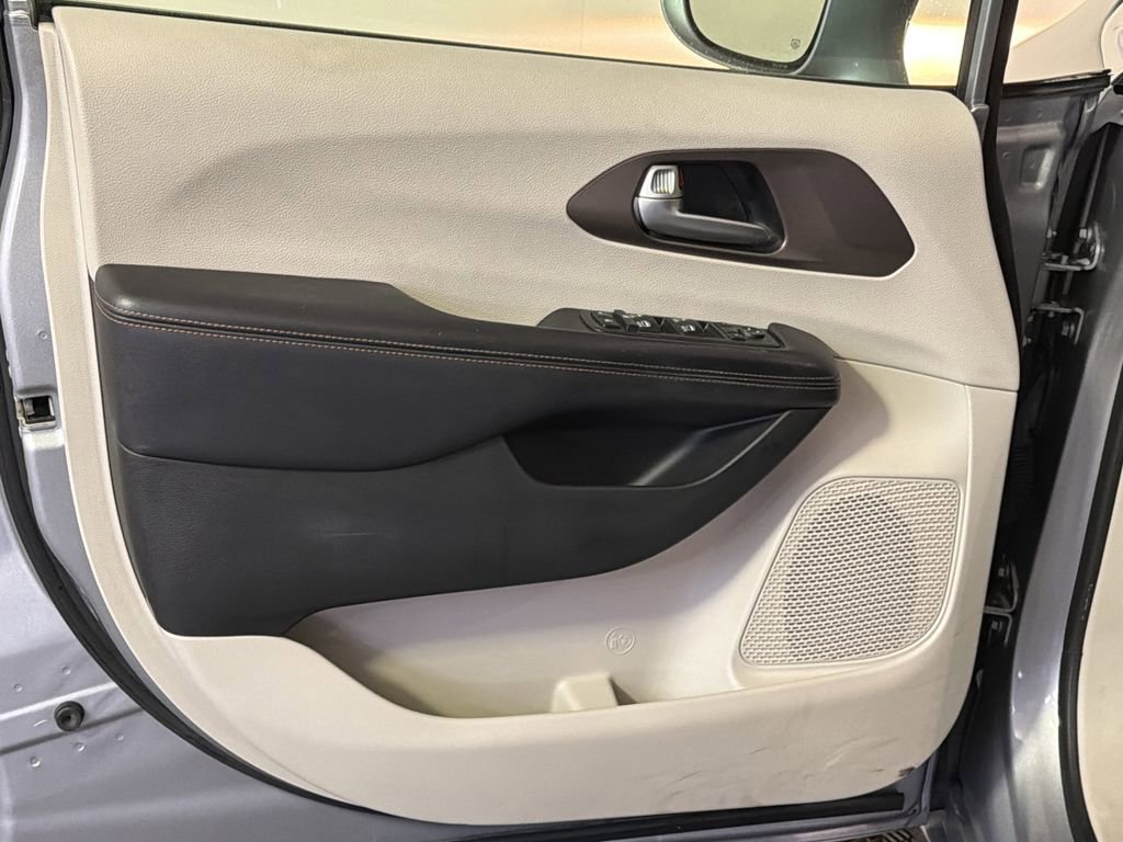 Used 2018 Chrysler Pacifica Touring-L Plus image 16