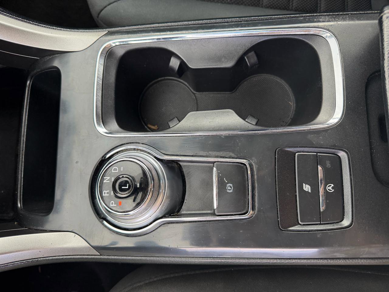 Used 2020 Ford Fusion SE FWD image 8