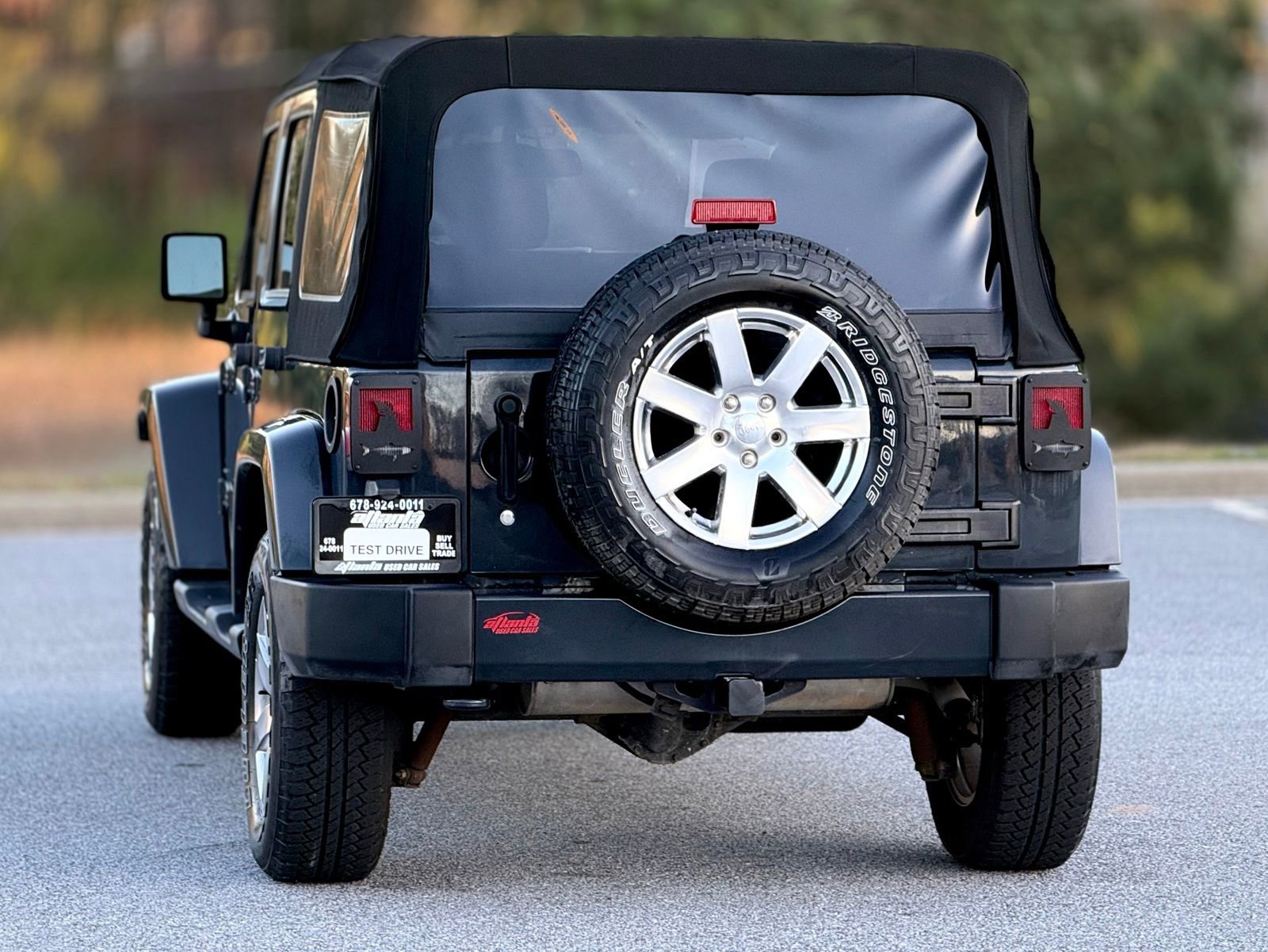 Used 2016 Jeep Wrangler Unlimited Sahara w/ Connectivity Group image 4