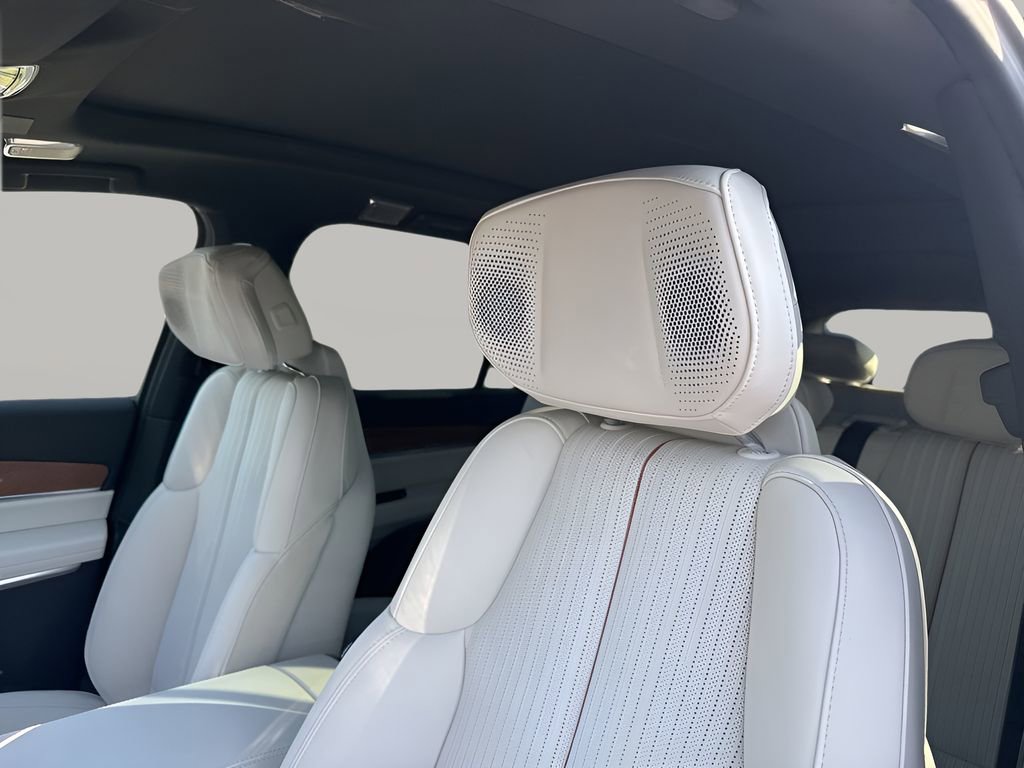 New 2026 Cadillac Vistiq Luxury image 18
