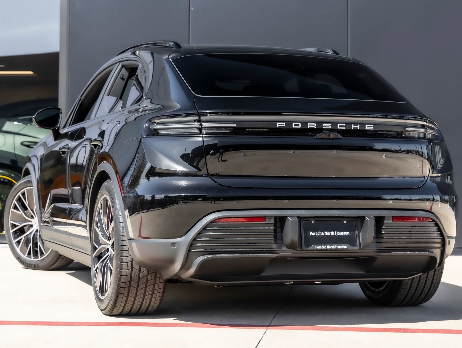 Used 2025 Porsche Macan Electric image 3