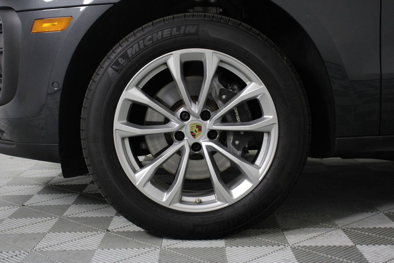 Certified 2025 Porsche Macan image 30