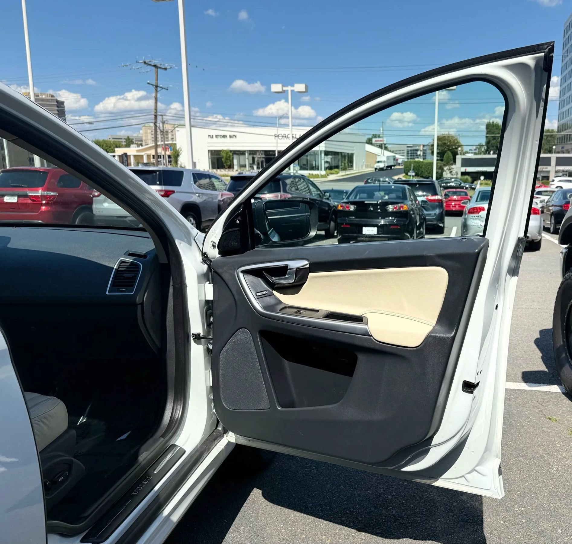 Used 2017 Volvo XC60 T6 Dynamic w/ Preferred Option Package image 35