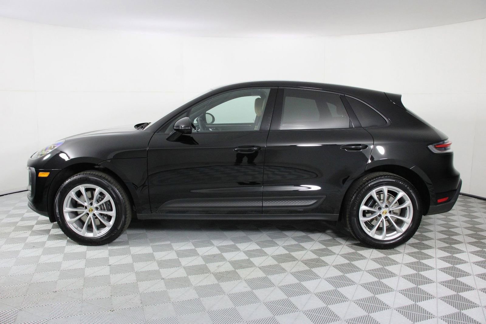 Certified 2025 Porsche Macan AWD/4WD image 2