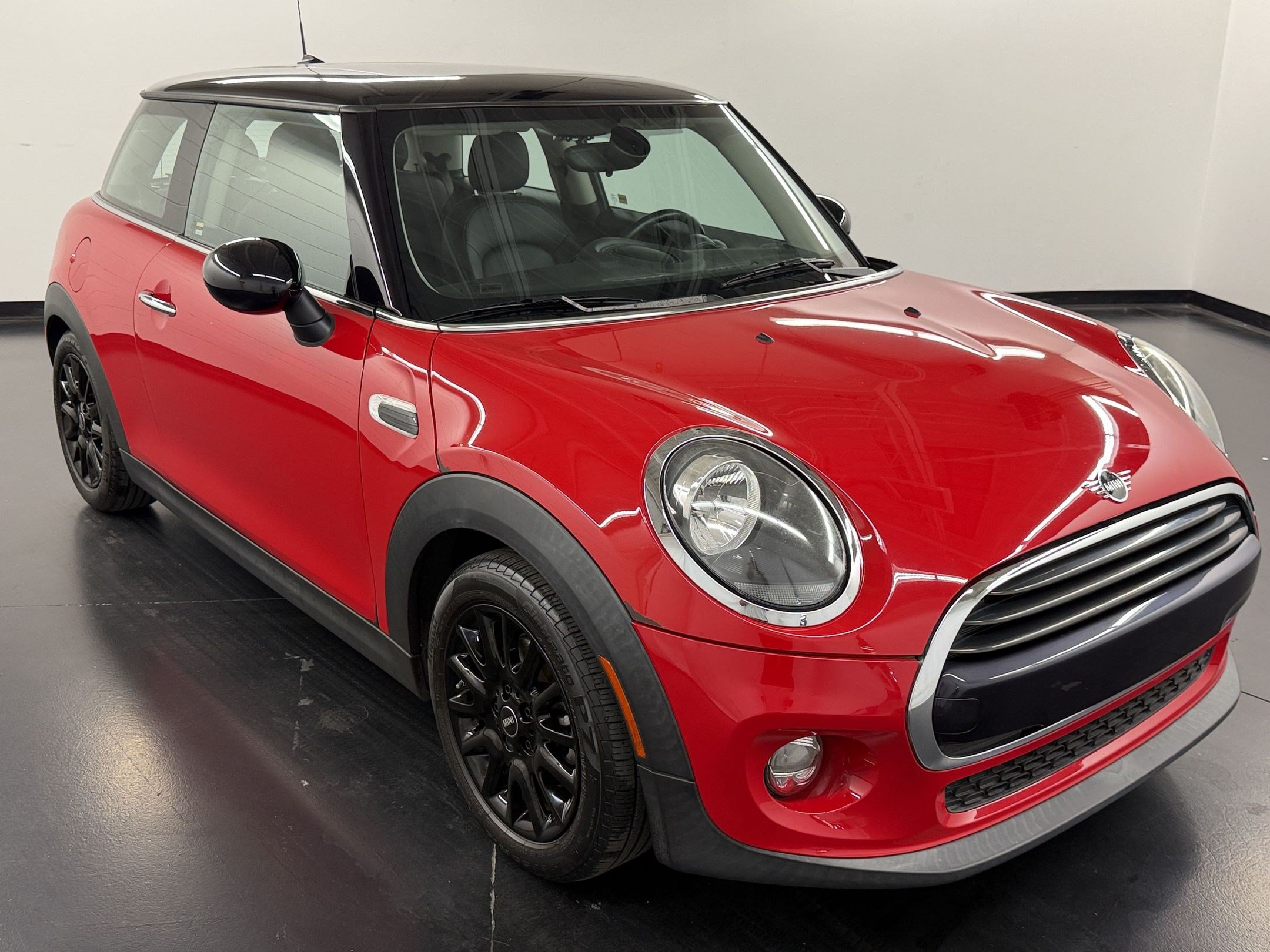 Used 2019 MINI Cooper 2-Door Hardtop w/ Signature Upholstery Package FWD image 7