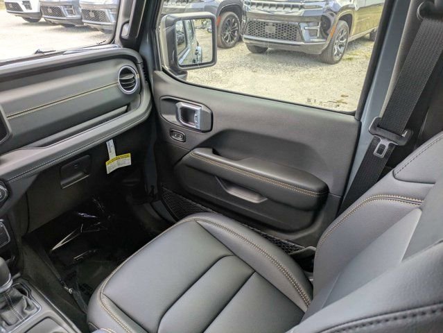 New 2026 Jeep Wrangler Unlimited Sahara AWD/4WD image 17