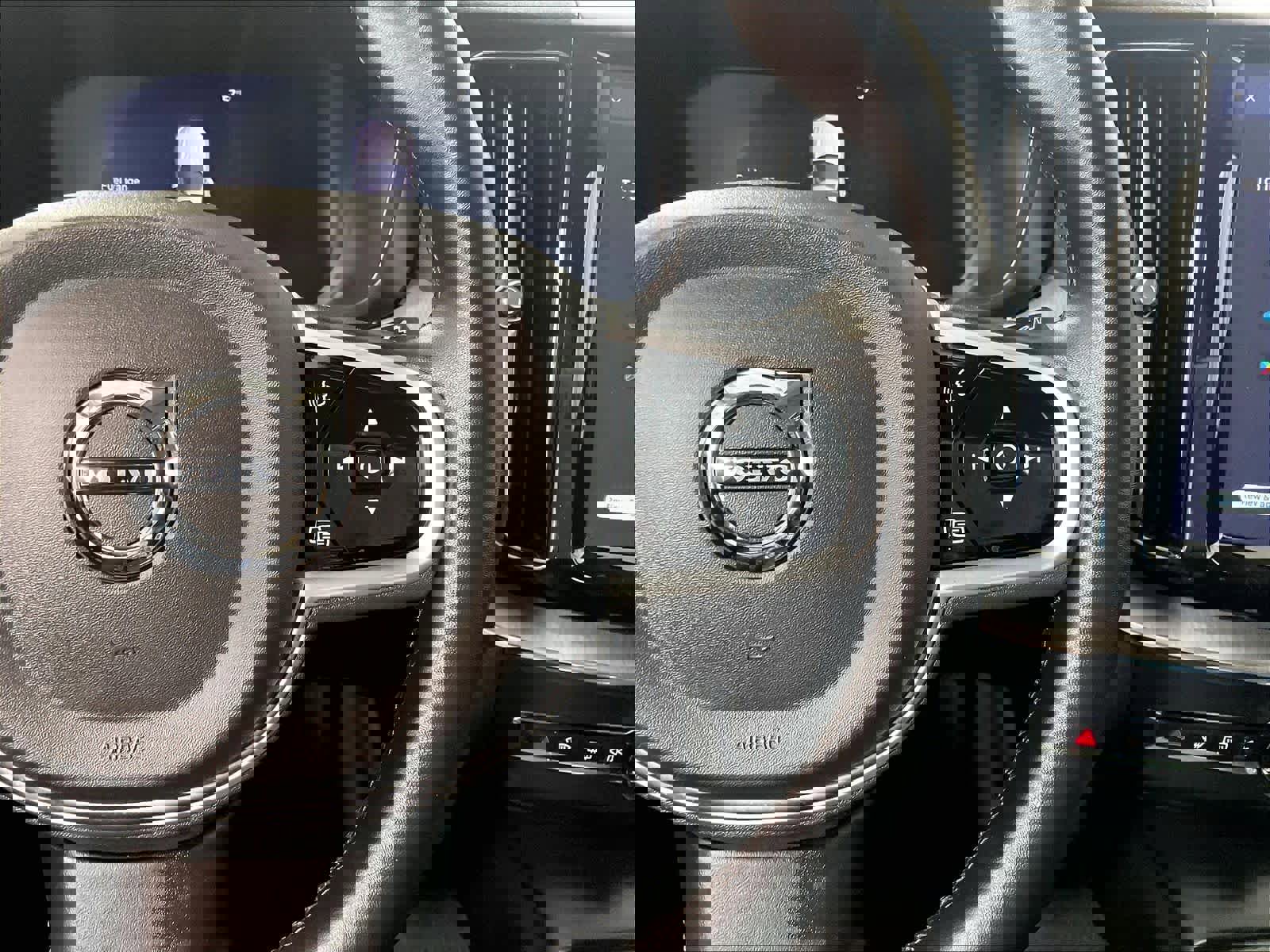 Used 2025 Volvo XC60 B5 Plus image 24