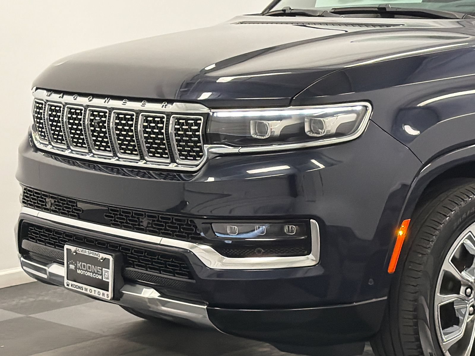 Used 2023 Jeep Grand Wagoneer L Series II w/ Premium Group II AWD/4WD image 2