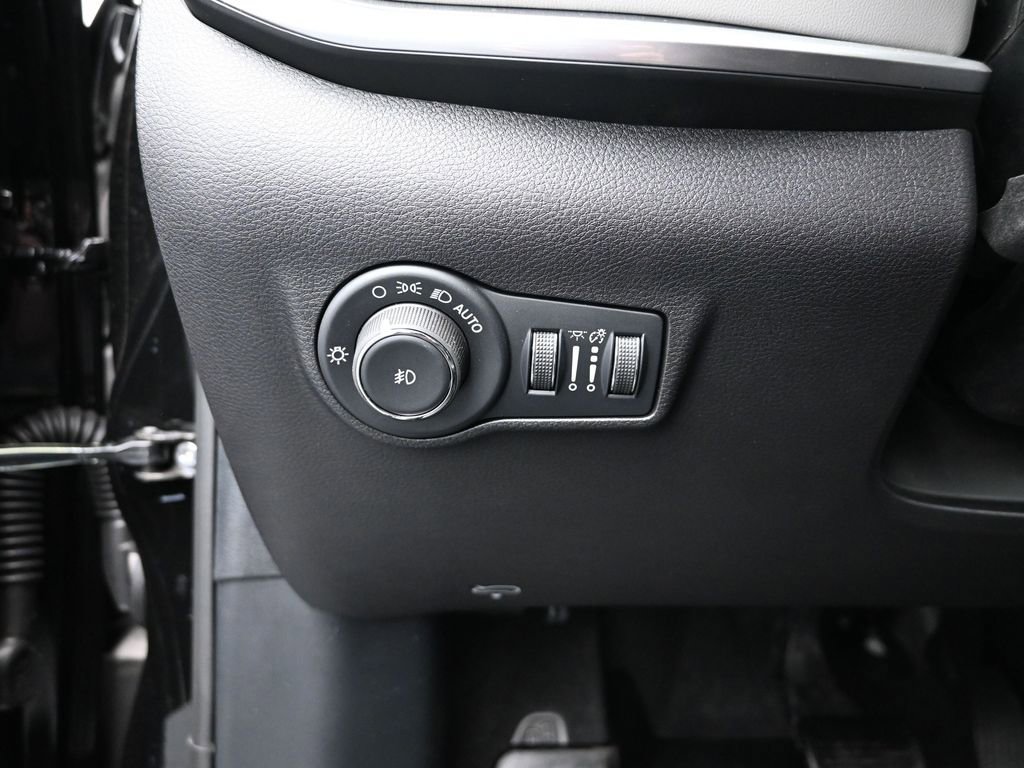 Used 2025 Jeep Compass Limited image 10