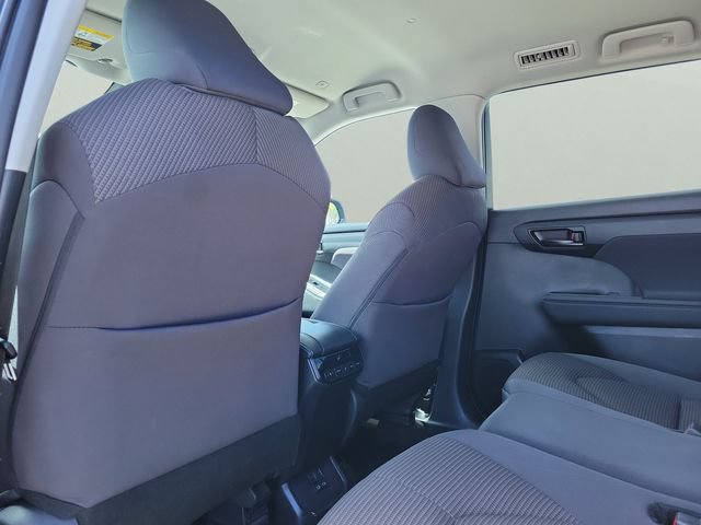 Used 2024 Toyota Highlander LE FWD image 13