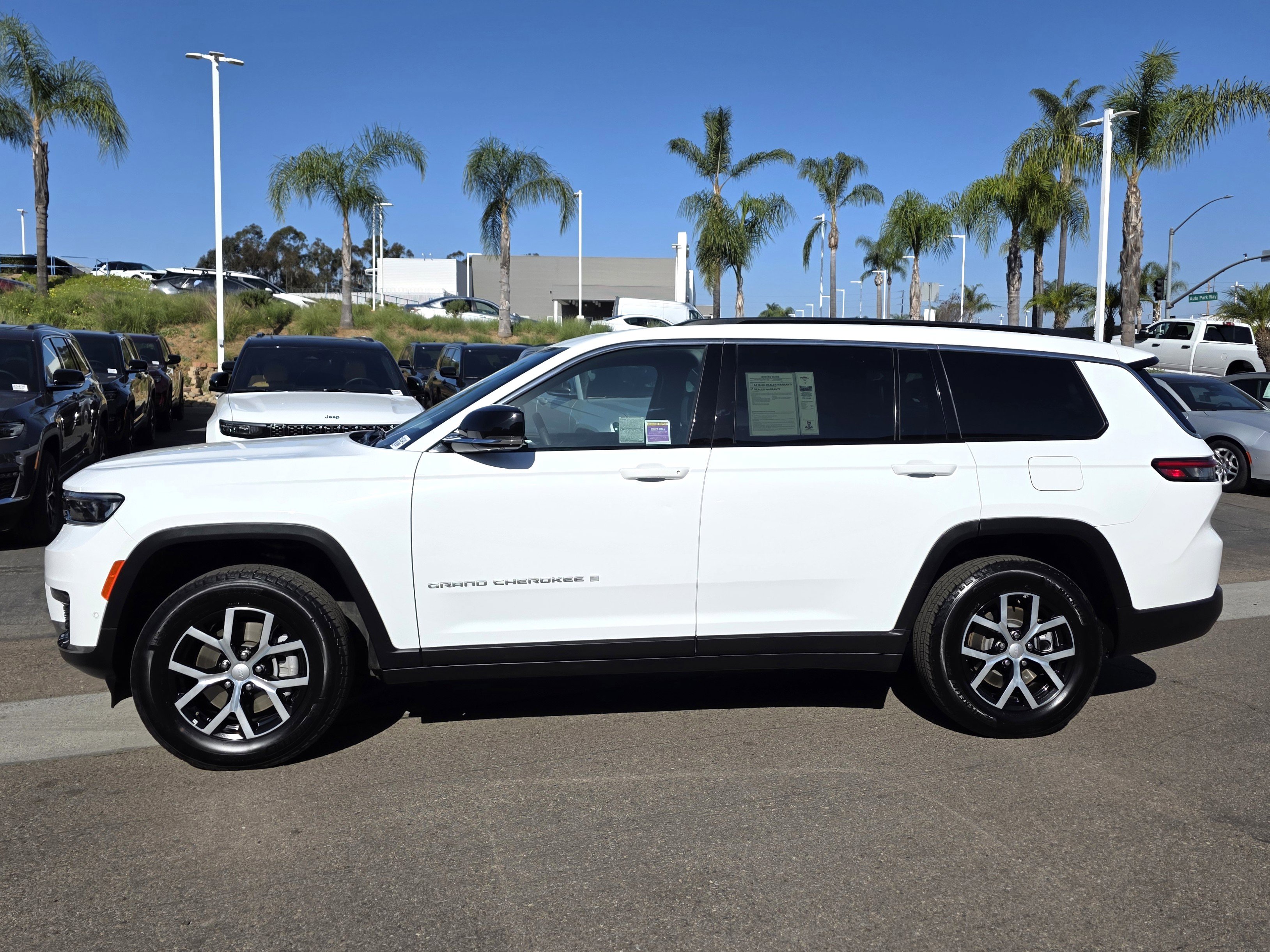 Certified 2024 Jeep Grand Cherokee L Limited w/ Luxury Tech Group II image 2