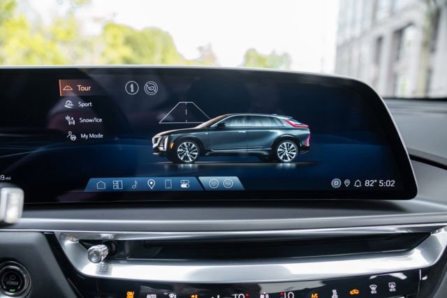 Used 2024 Cadillac Lyriq Tech RWD image 37