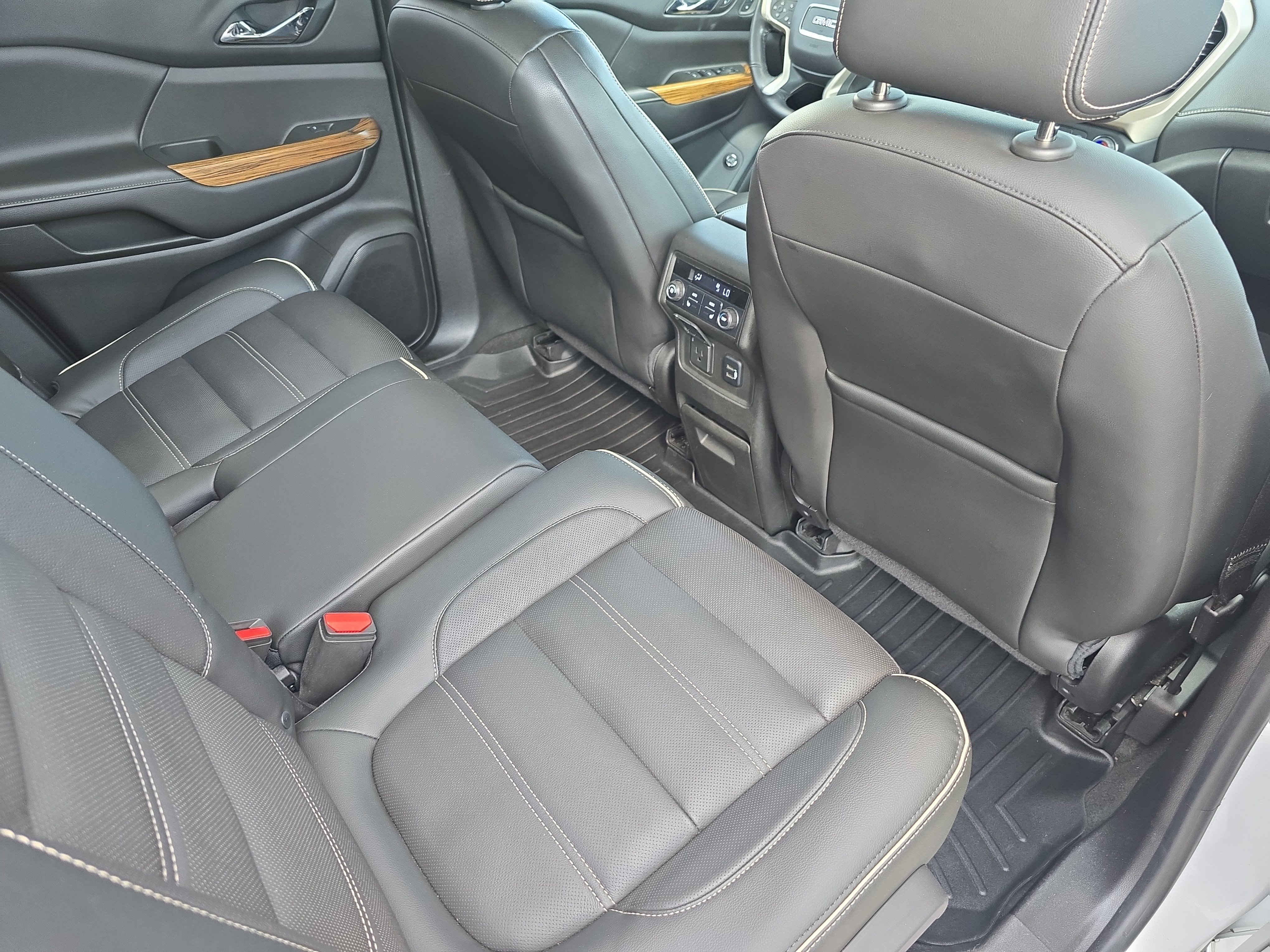 Used 2017 GMC Acadia Denali w/ Technology Package FWD image 10