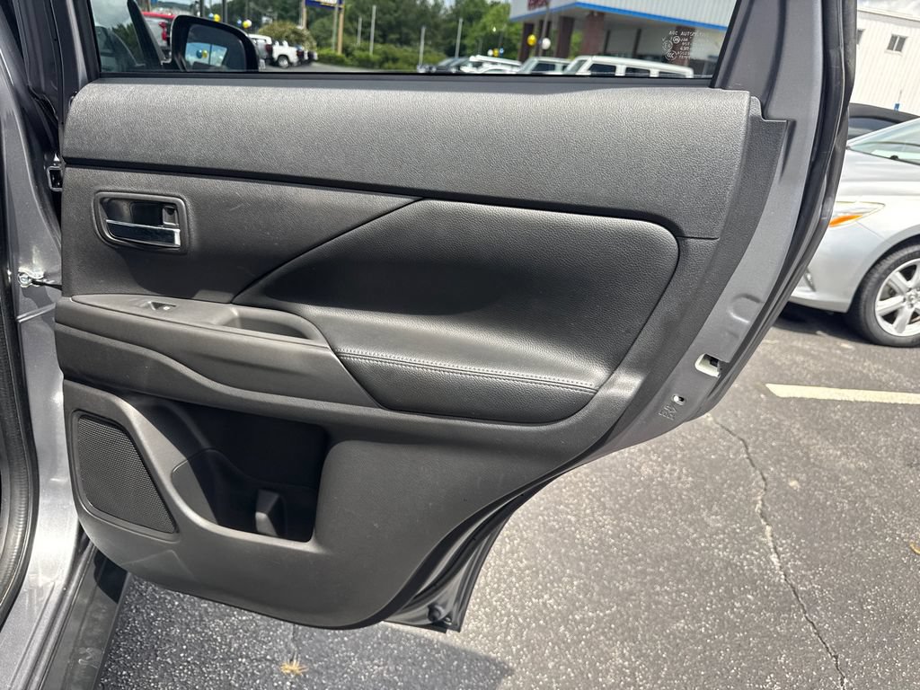Used 2016 Mitsubishi Outlander SEL FWD image 17