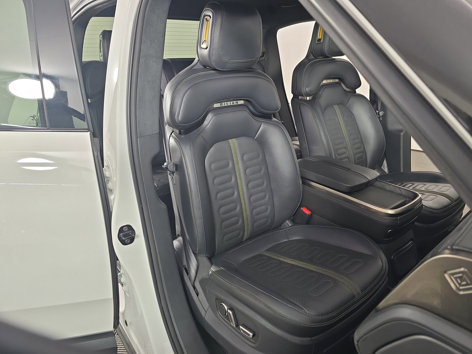 Used 2024 Rivian R1T Adventure AWD/4WD image 23
