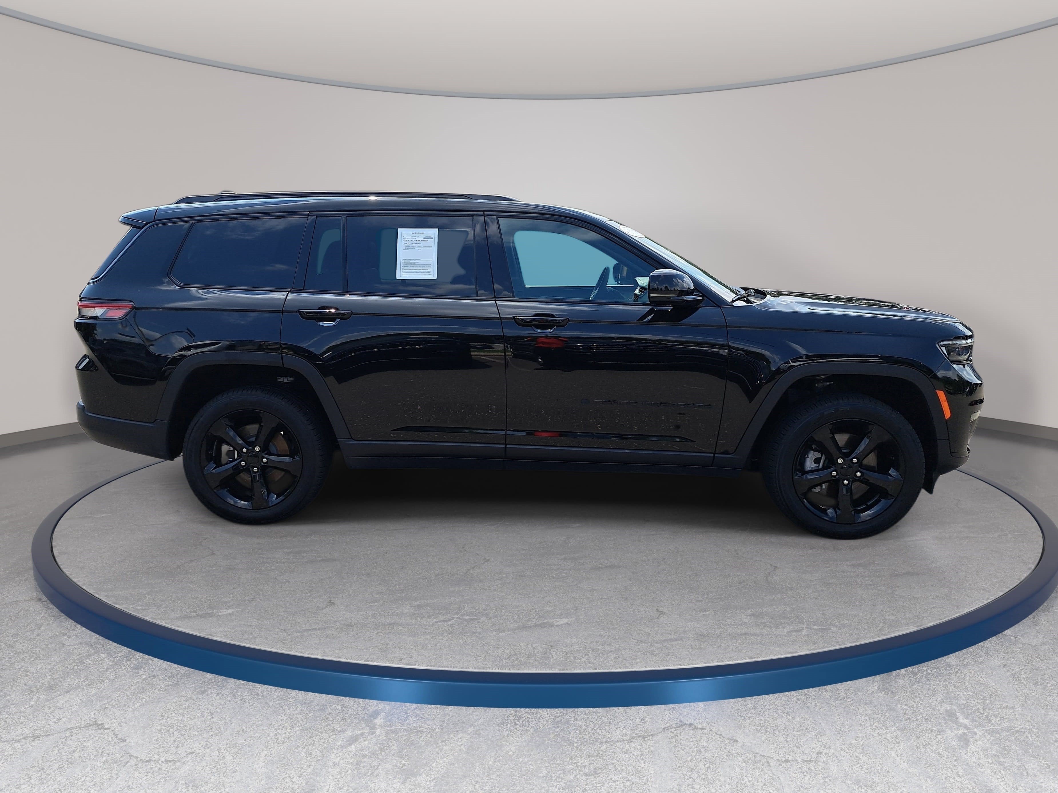 Used 2025 Jeep Grand Cherokee L Limited w/ Black Appearance Package AWD/4WD image 4