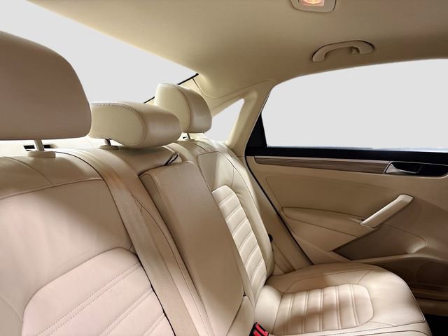 Used 2018 Volkswagen Passat 2.0T SEL Premium image 30