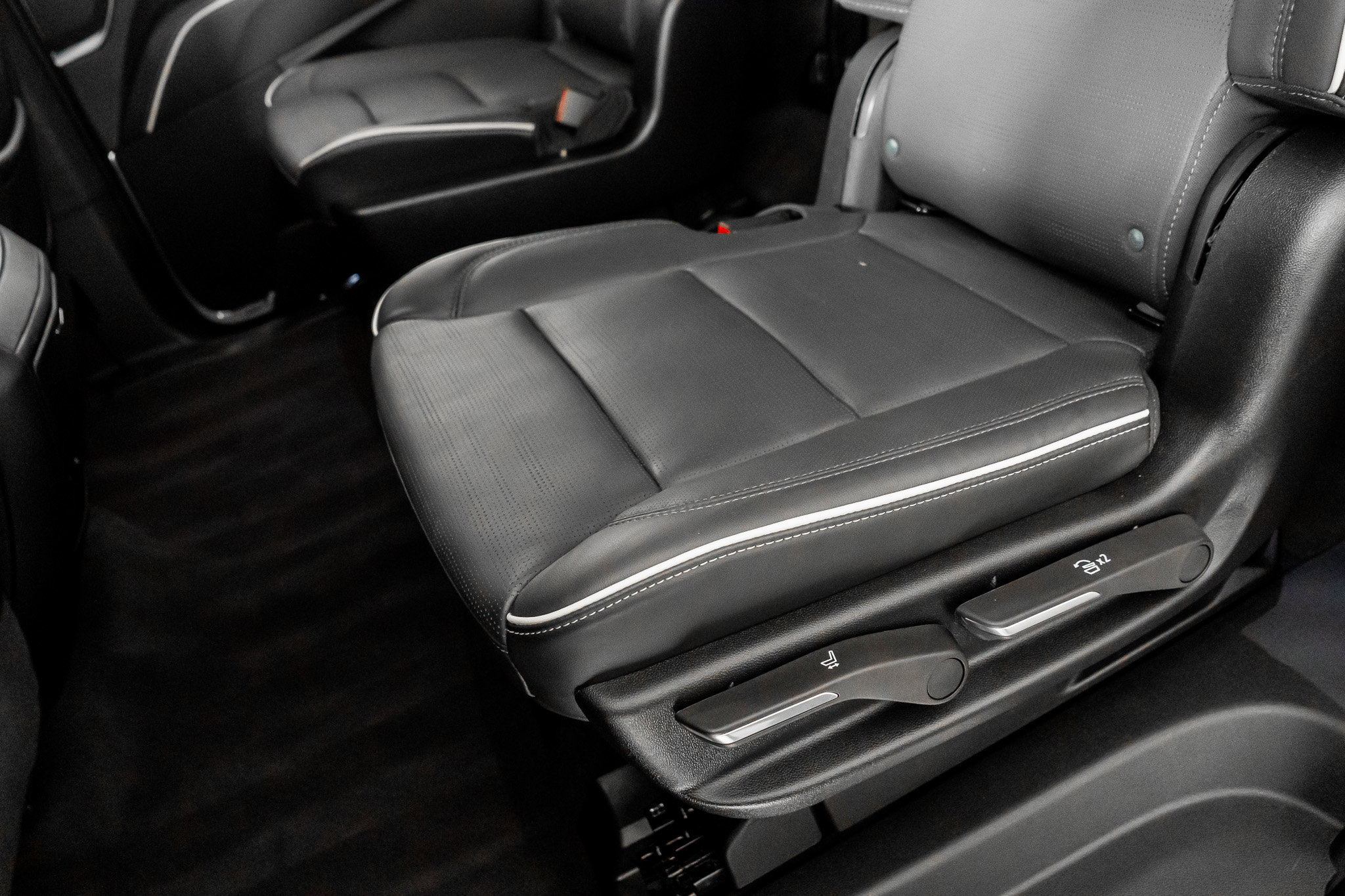 Used 2024 Cadillac Escalade ESV Premium Luxury image 35