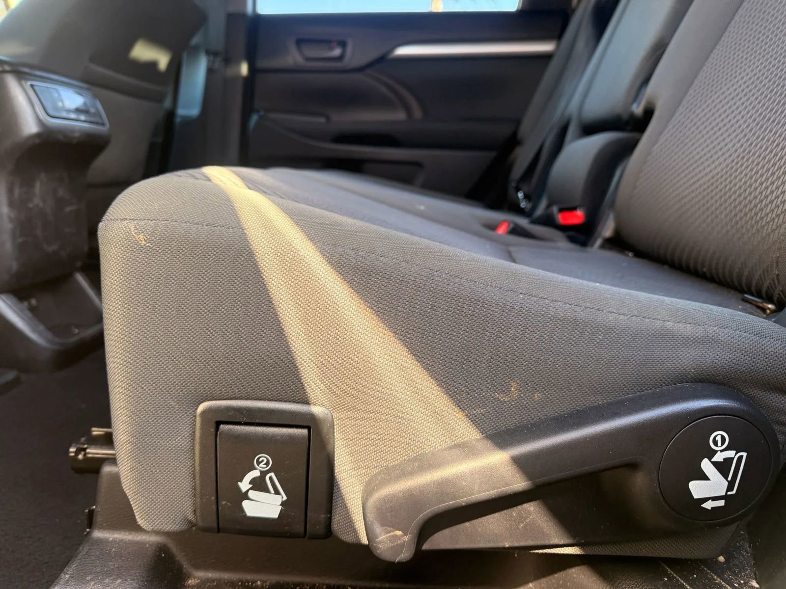 Used 2019 Toyota Highlander LE AWD/4WD image 29