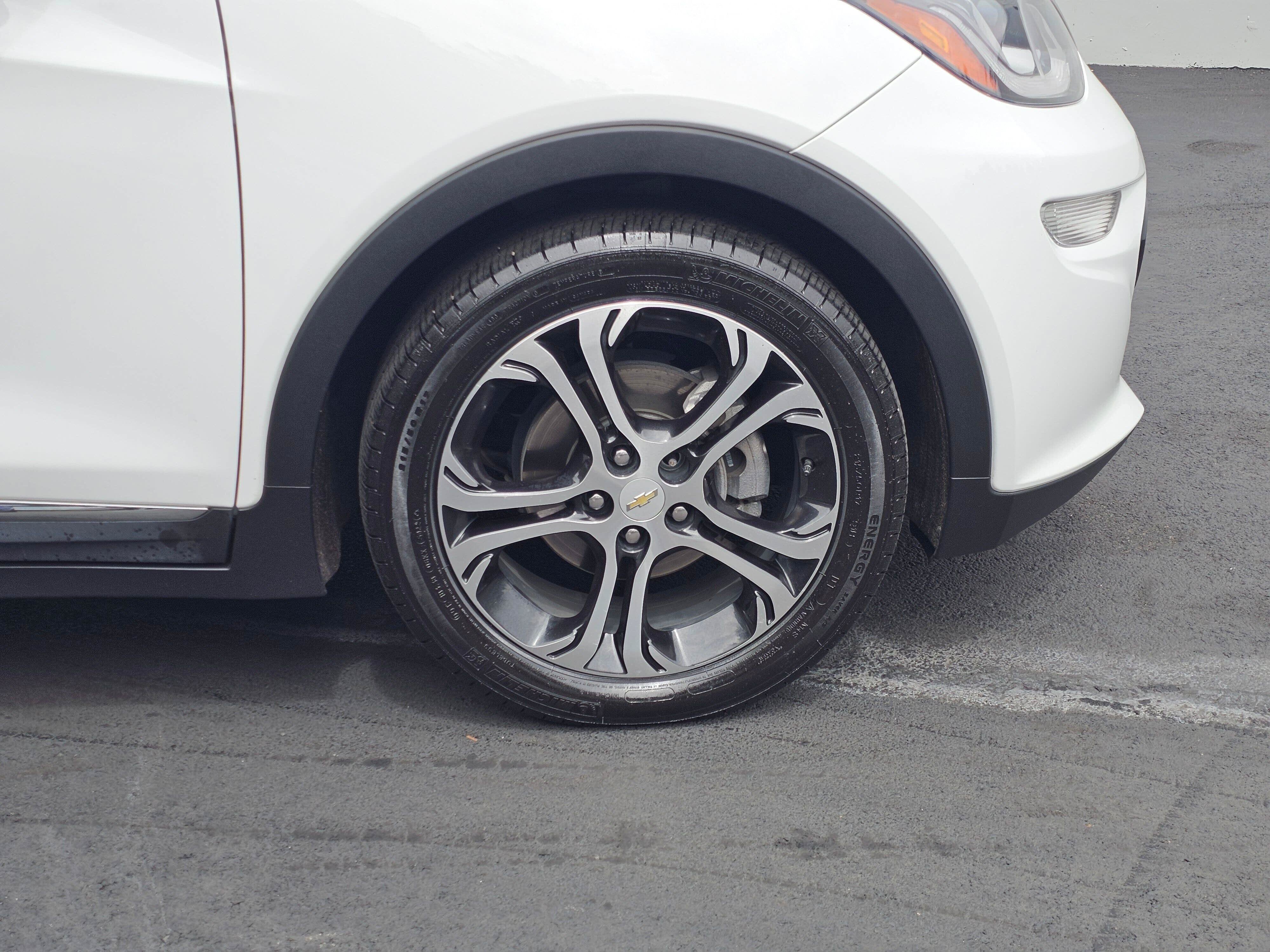 Used 2019 Chevrolet Bolt Premier w/ Infotainment Package FWD image 9
