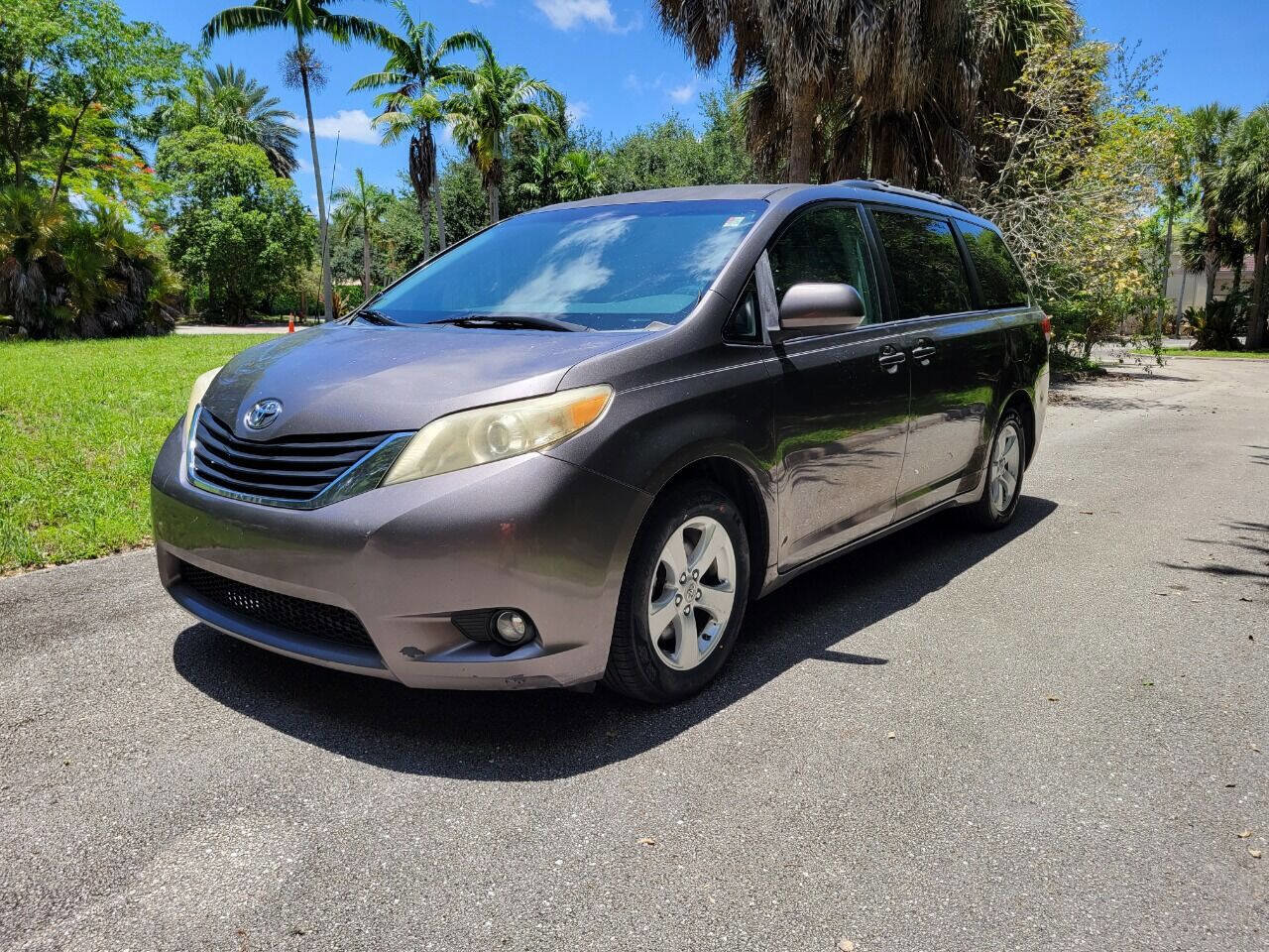 Used 2012 Toyota Sienna LE image 3
