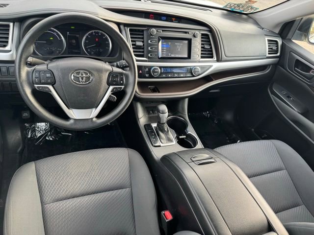 Certified 2017 Toyota Highlander LE w/ Carpet Mat Package AWD/4WD image 10