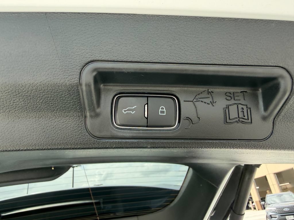 Used 2020 Ford Explorer XLT AWD/4WD image 34
