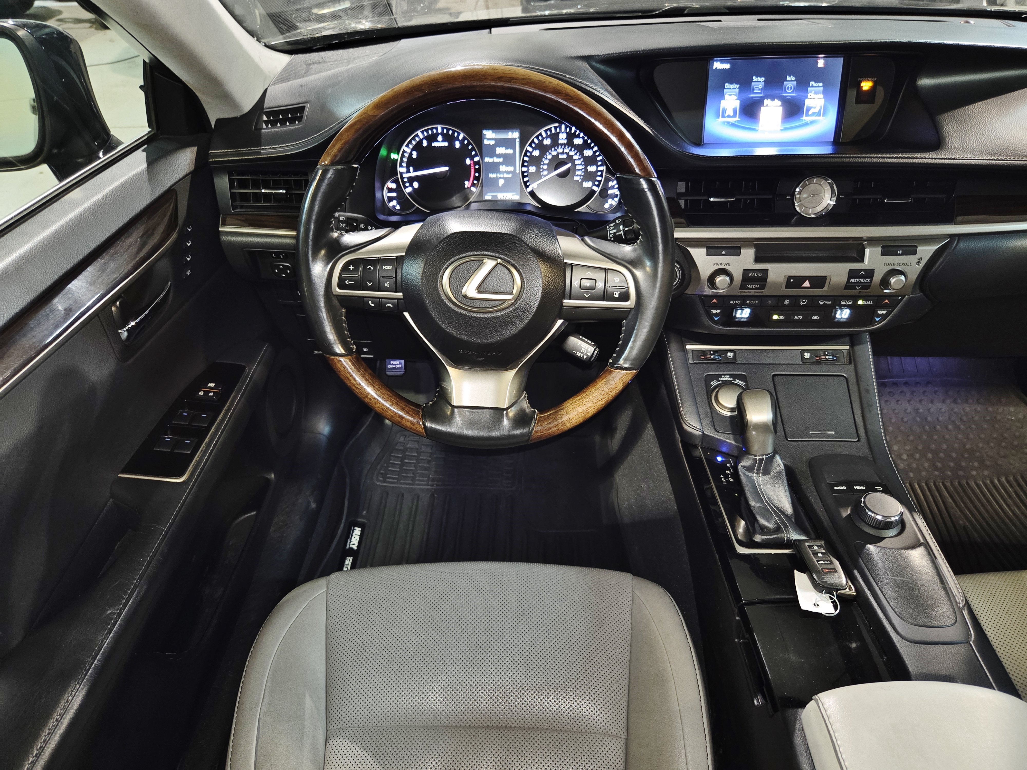 Used 2016 Lexus ES 350 w/ Premium Package w/Wood Trim FWD image 4