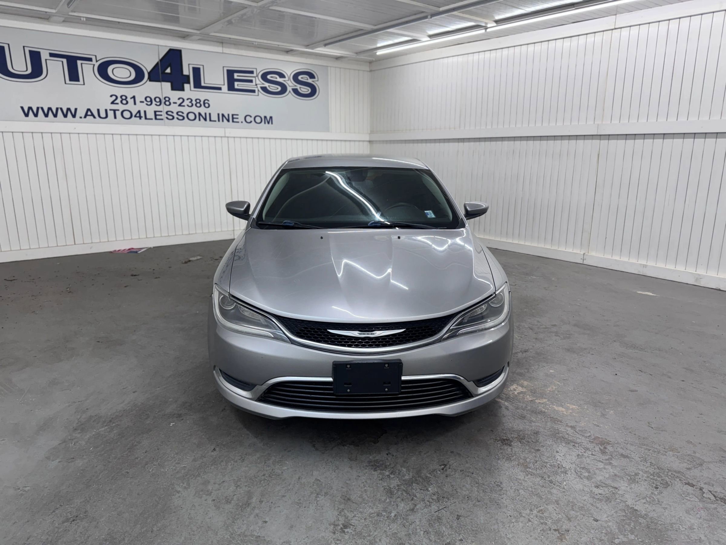 Used 2015 Chrysler 200 Limited w/ Convenience Group image 2