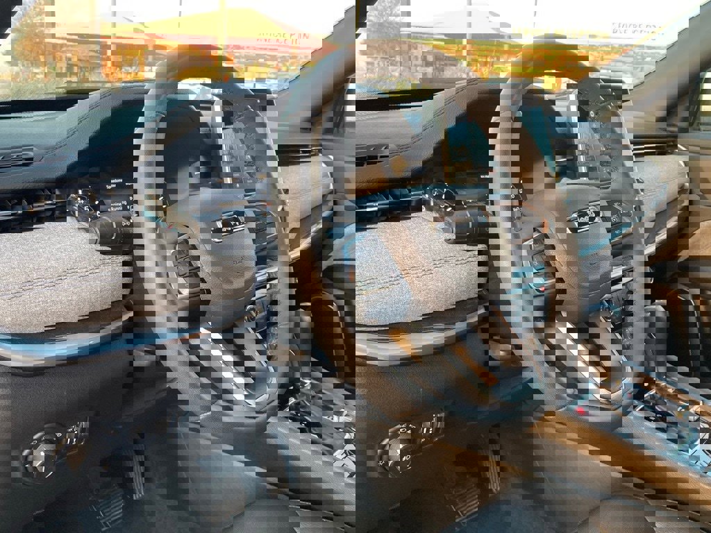 Used 2025 Jeep Compass Latitude image 9