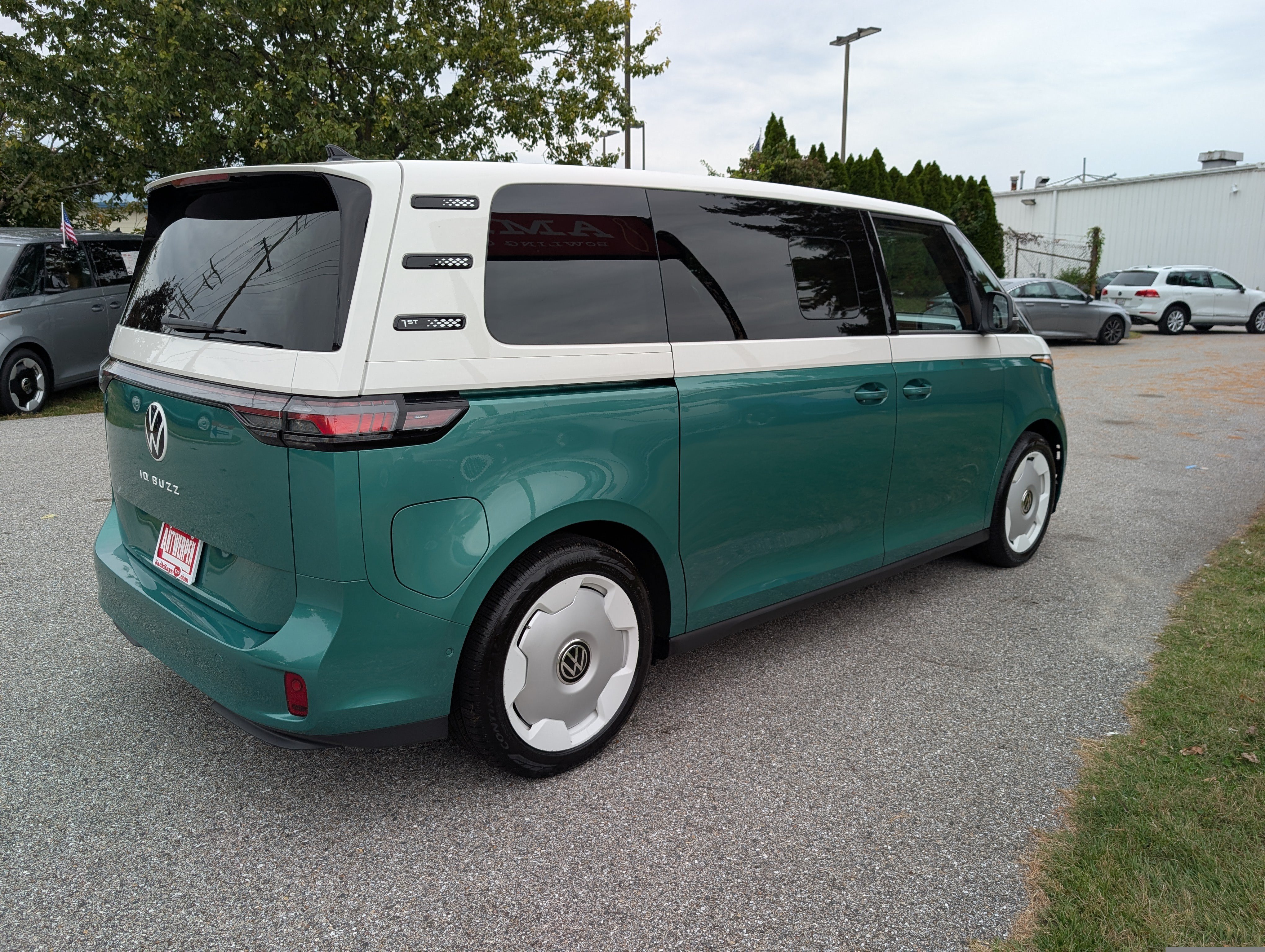 Used 2025 Volkswagen ID. Buzz Pro S Plus RWD image 4