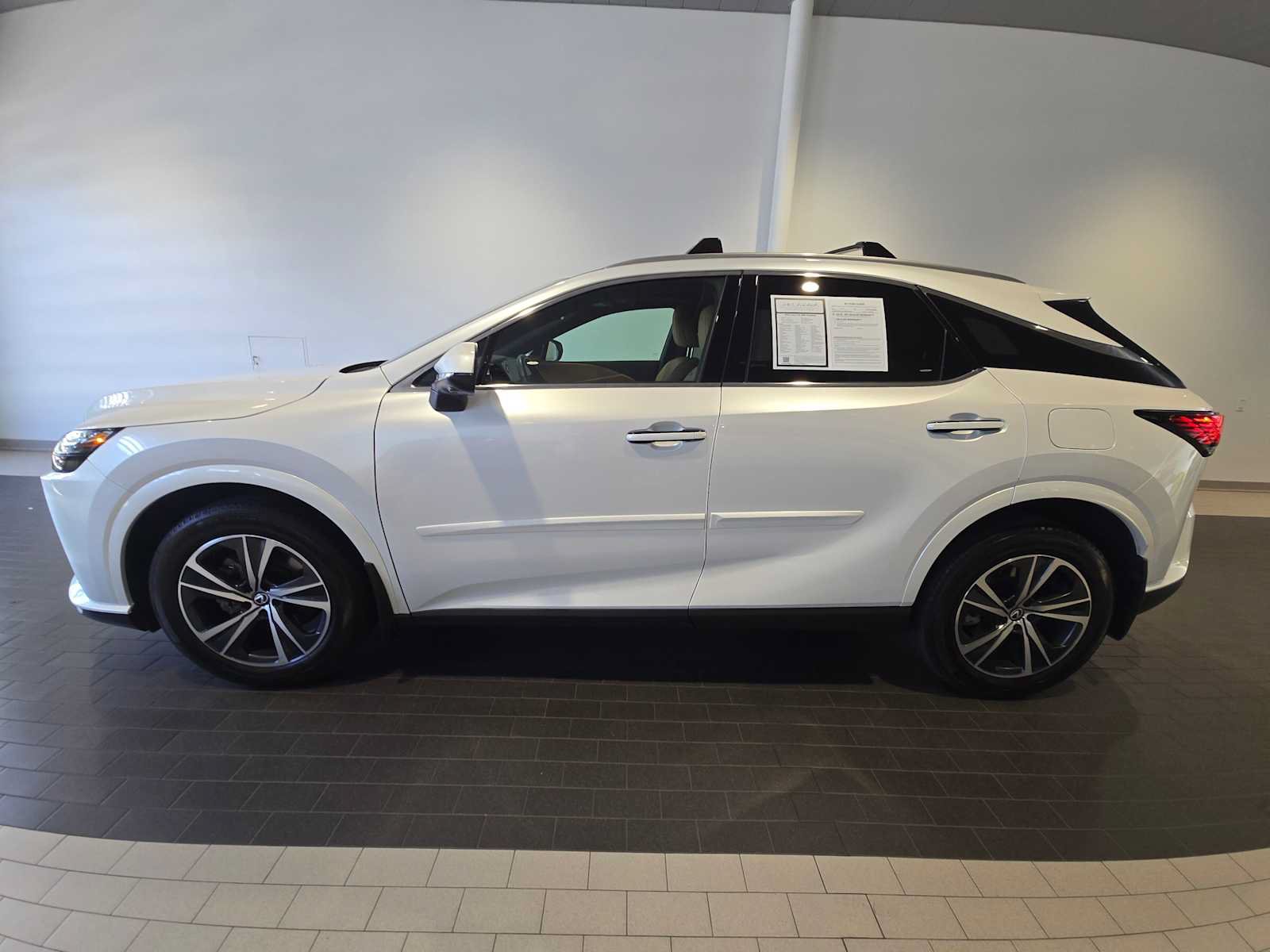 Used 2024 Lexus RX 350h AWD/4WD image 2