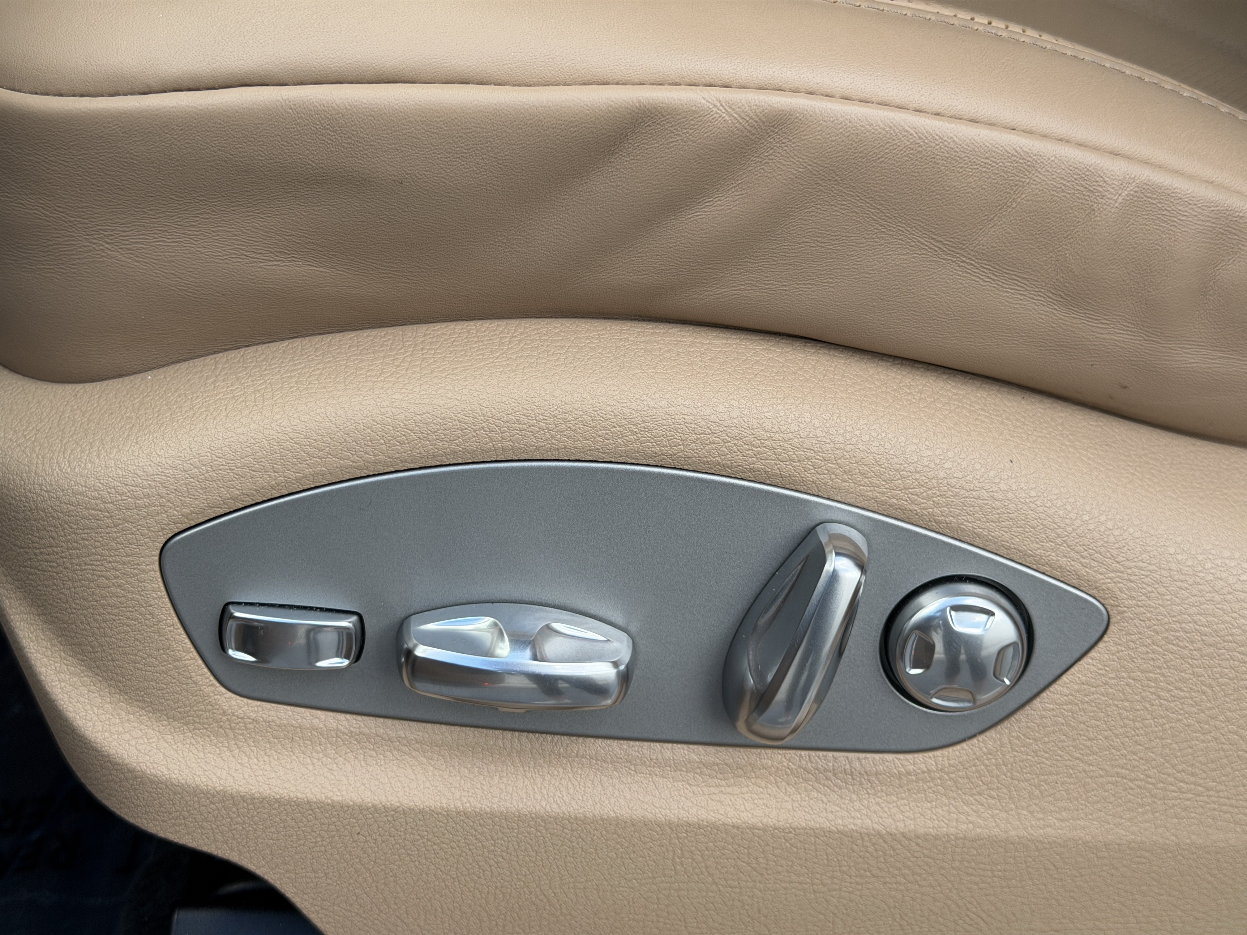 Certified 2023 Porsche Macan AWD/4WD image 23