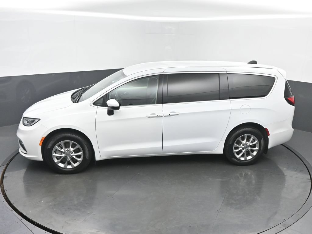 Used 2023 Chrysler Pacifica Touring-L AWD/4WD image 49