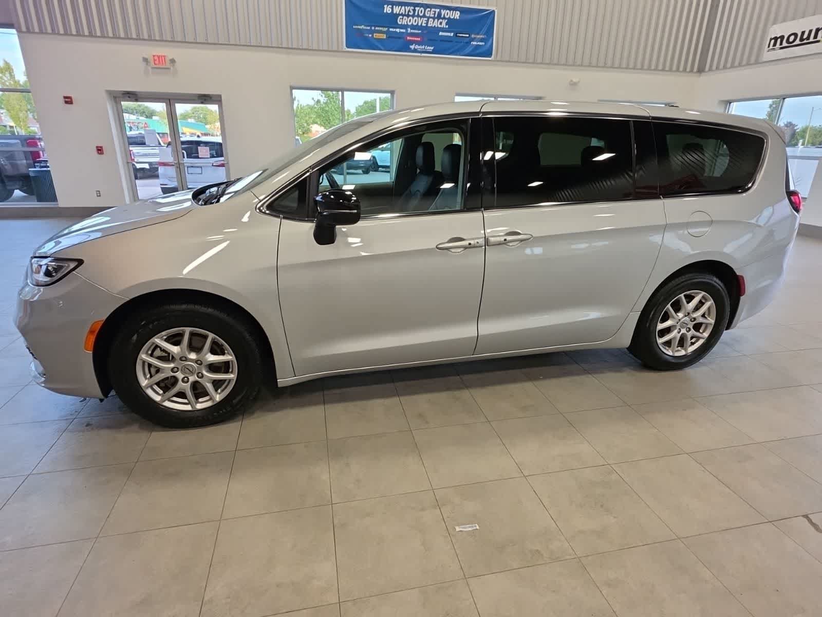 Used 2024 Chrysler Pacifica Touring-L FWD image 15