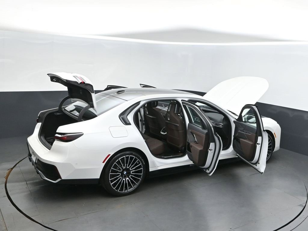 New 2026 BMW 750e xDrive image 30