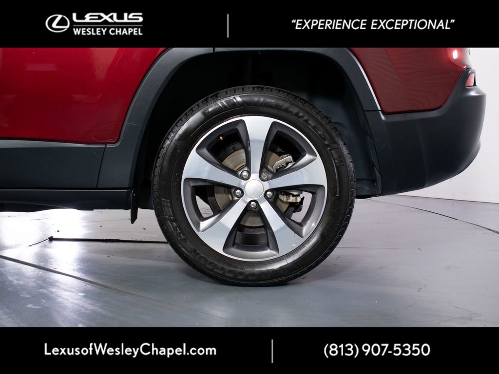 Used 2019 Jeep Cherokee Limited FWD image 11