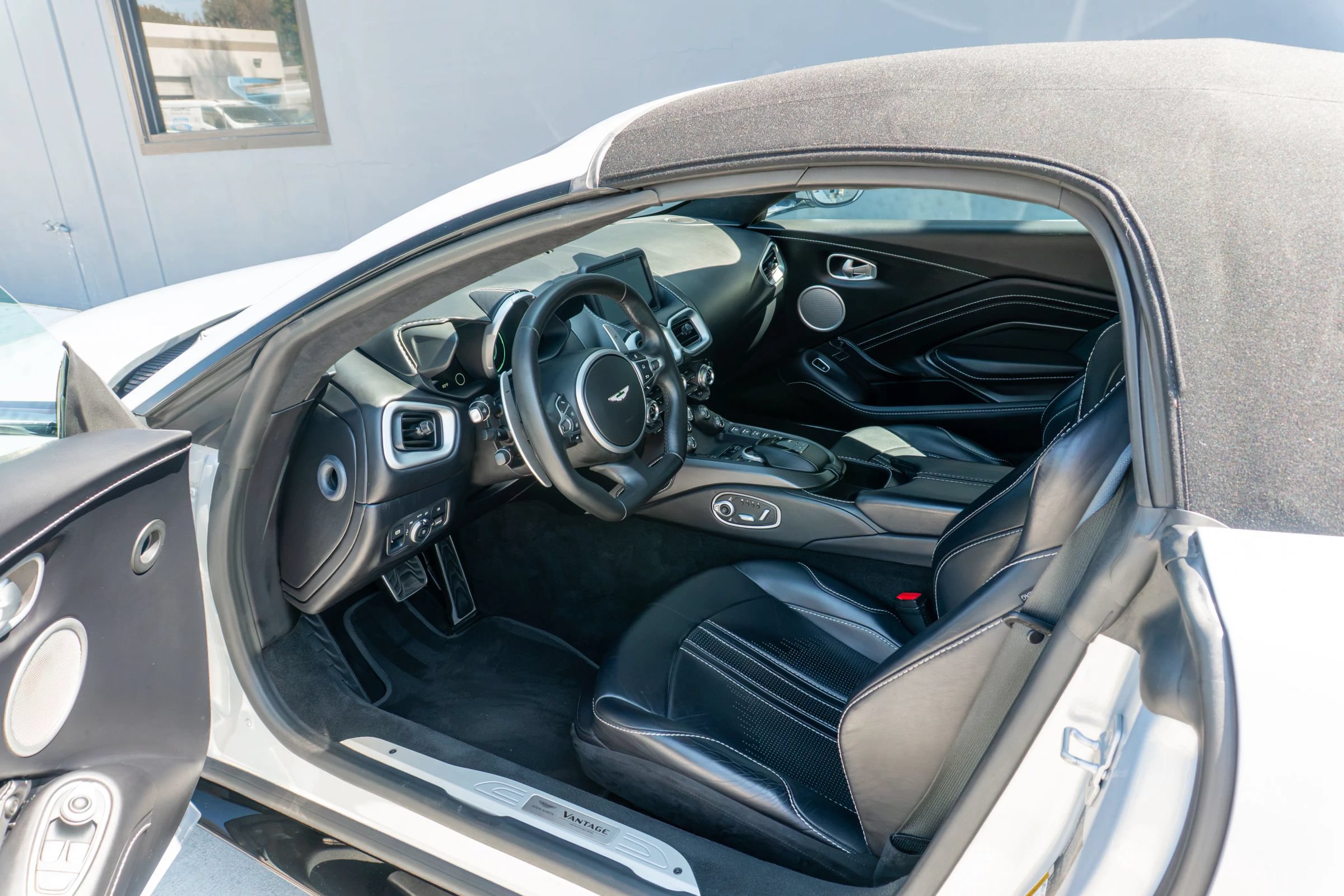 Used 2022 Aston Martin V8 Vantage Roadster RWD image 52