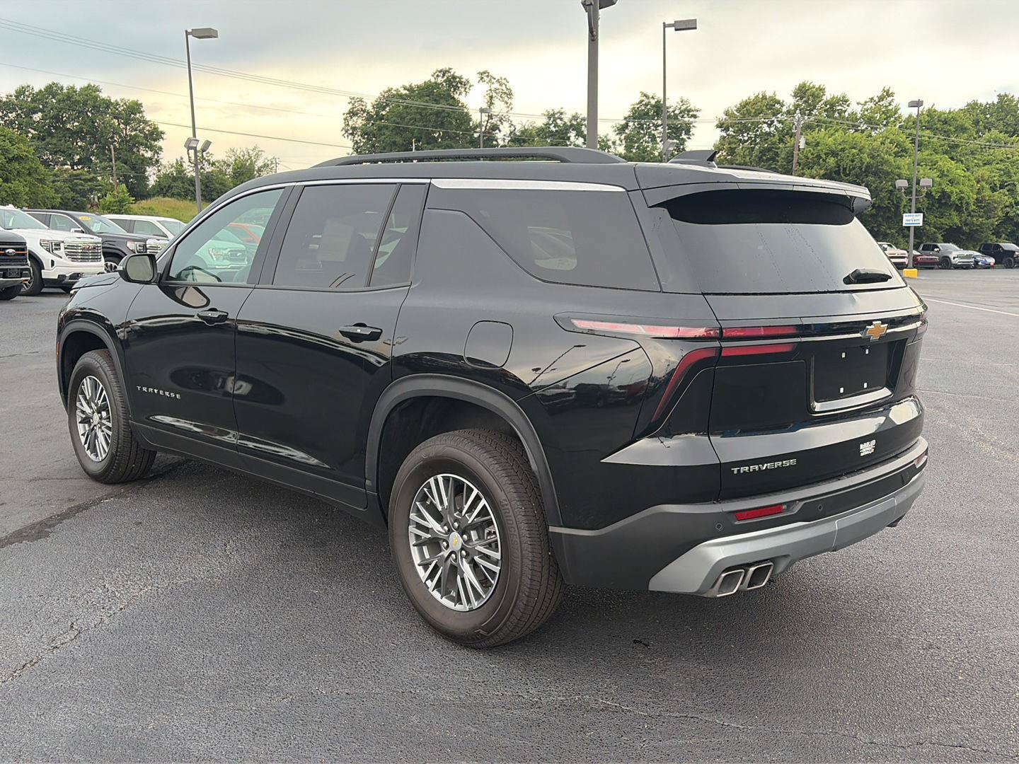 Used 2025 Chevrolet Traverse LT FWD image 3