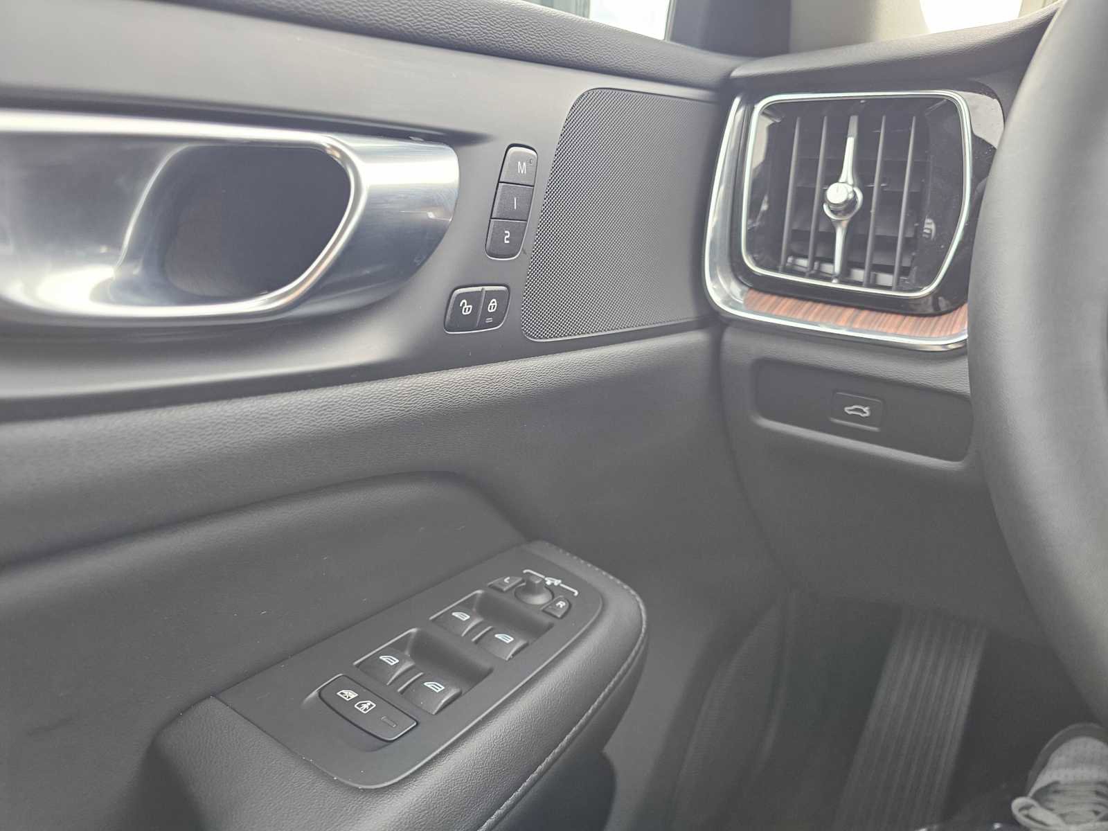 Certified 2025 Volvo V60 B5 Cross Country Plus image 33