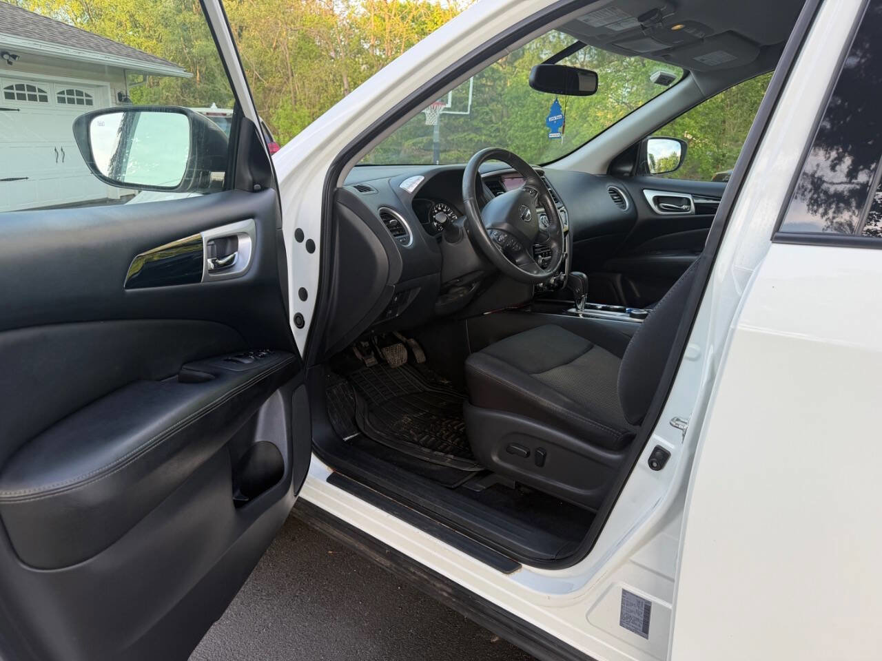 Used 2018 Nissan Pathfinder SV w/ SV Tech Package AWD/4WD image 11