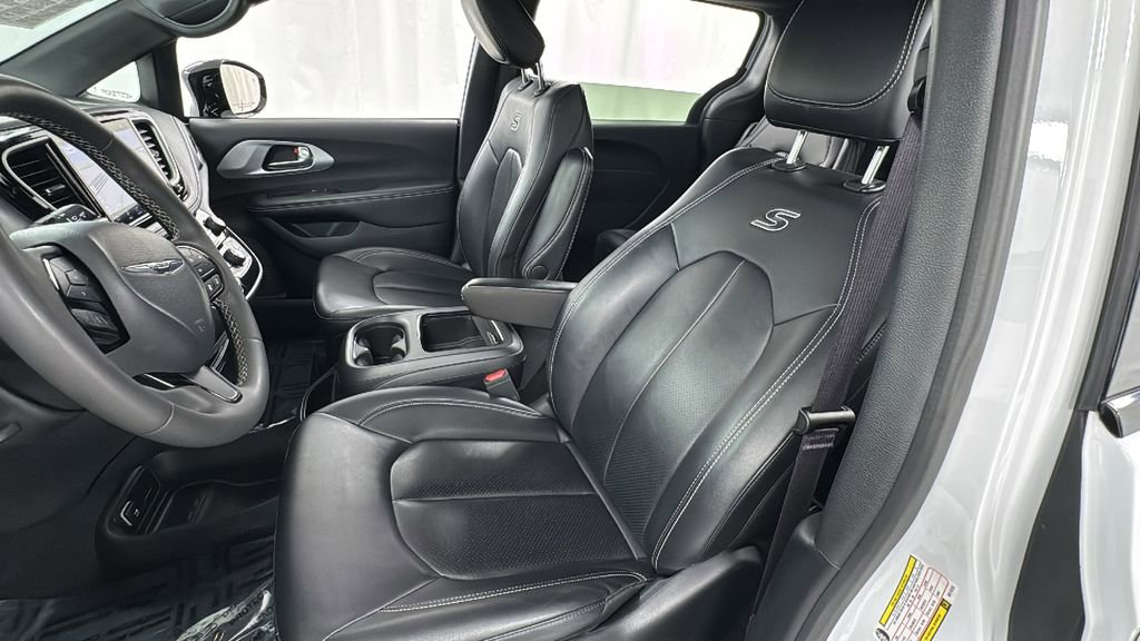 Used 2024 Chrysler Pacifica Select image 11