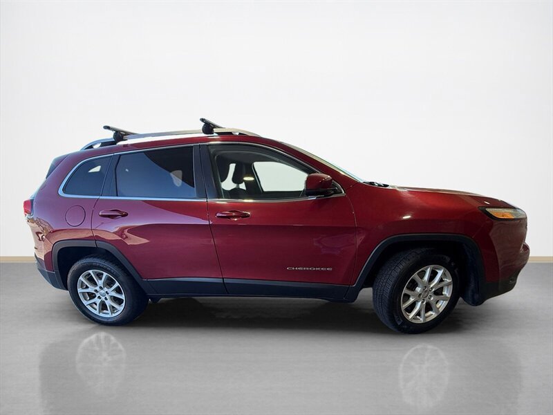 Used 2016 Jeep Cherokee Latitude w/ Safety/Convenience Group AWD/4WD image 2